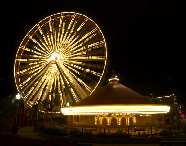 Carrousel and Ferris Wheel at Navy Pier in Chicago — Stock Photo, Image