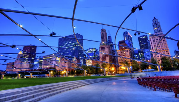 Veduta del padiglione Jay Pritzker e Great Lawn nel Millennium Park con Michigan Ave . — Foto Stock