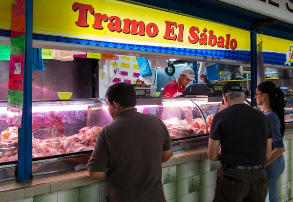 Marchand sur le marché central de San José — Photo