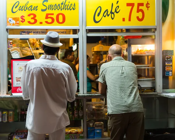 Janela de rua de café cubano — Fotografia de Stock