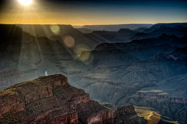 Grand Canyon Coucher de soleil avec rayons du soleil et effet fusée éclairante — Photo