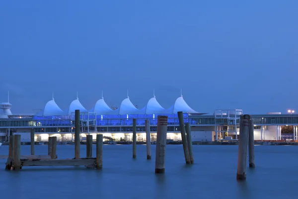 Miami Port Terminal ao entardecer. O Porto de Miami é um destino turístico popular . — Fotografia de Stock