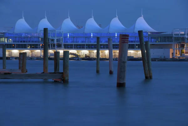 Miami port terminal i skymningen. — Stockfoto