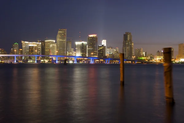 Vista de Miami Downton e Biscayne Bay à noite . — Fotografia de Stock