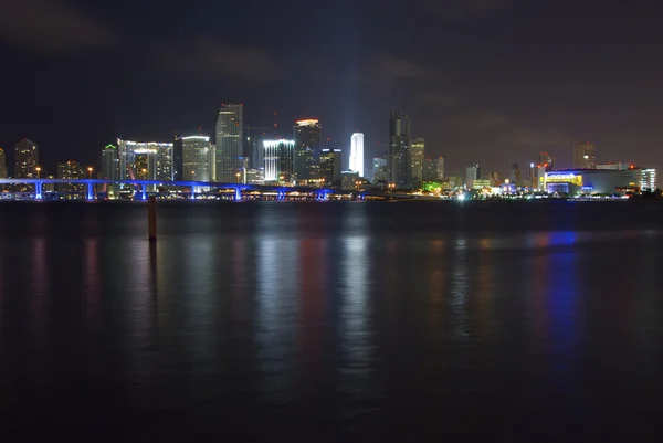 Pohled na miami downton a biscayne bay v noci. — Stock fotografie