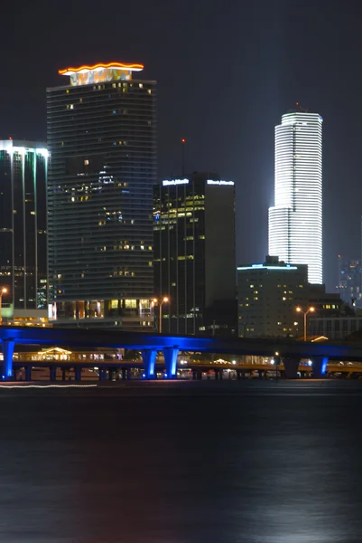 Vista de Miami Downton e Biscayne Bay à noite . — Fotografia de Stock