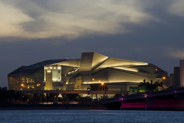 Vue de Nuit du Centre des Arts de la Spectacle à Miami — Photo