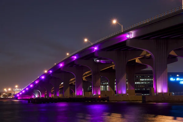 Vista notturna Biscayne Bay con Julia Tuttle Causeway. Miami . — Foto Stock