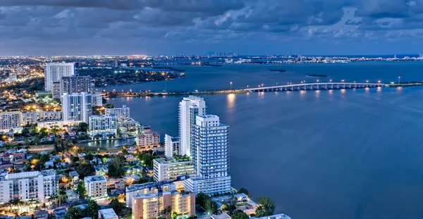 Flygfoto över biscayne bay på natten — Stockfoto