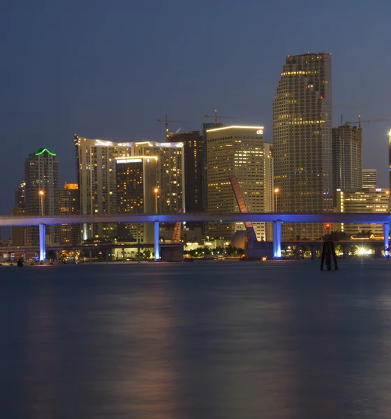 Visa miami downton och biscayne bay på natten. — Stockfoto