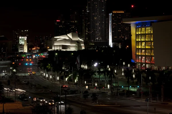 Au centre-ville la nuit — Photo