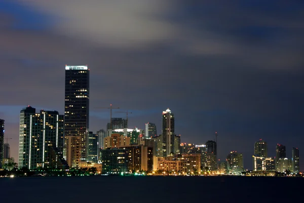 Byggnader i brickell Avenue i miami på natten. — Stockfoto