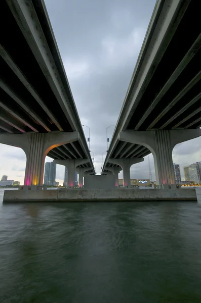 Weergave van biscayne bay met julia tuttle causeway — Stockfoto