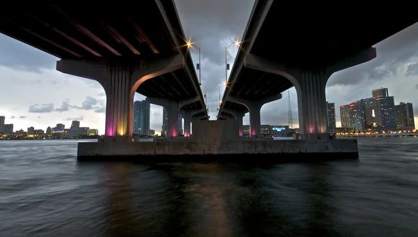 Veduta della baia di Biscayne con Julia Tuttle Causeway. Miami, Florida, Stati Uniti d'America — Foto Stock