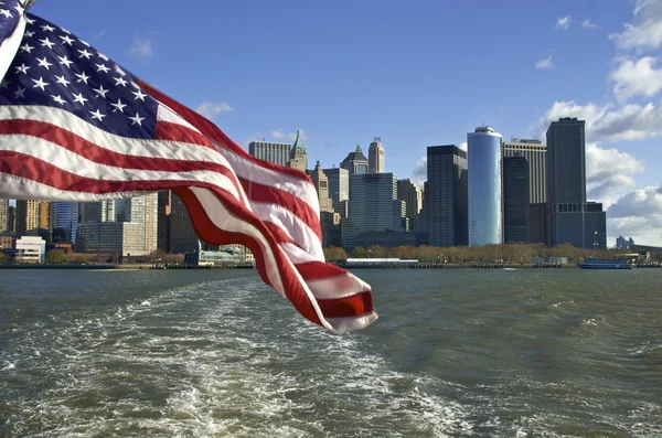 Manhattan und Flagge — Stockfoto