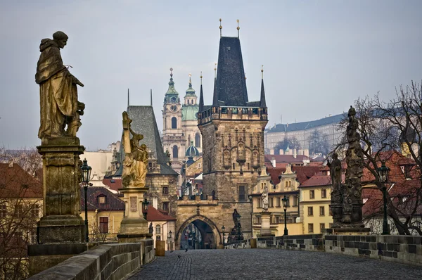 Prag'daki Charles Köprüsü daha az kuleler — Stok fotoğraf