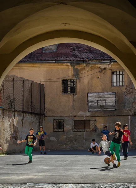 Crianças jogando futebol em Brasov — Fotografia de Stock