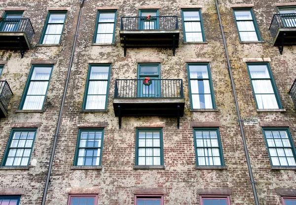 Pared oxidada y balcones —  Fotos de Stock
