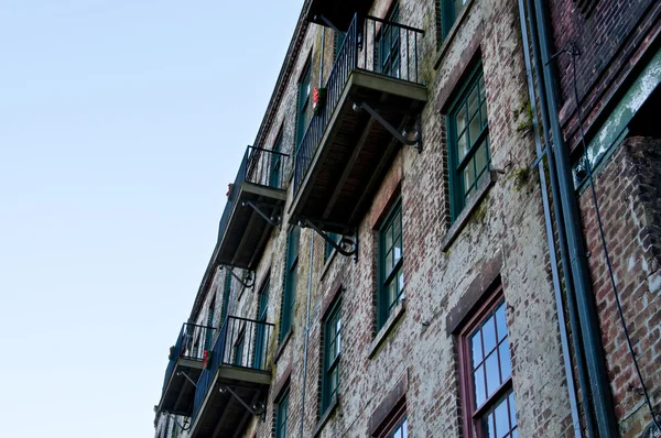 Eski duvar ve balkon — Stok fotoğraf