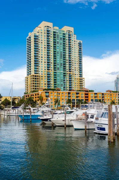 Boote und Jacht im Yachthafen von Miami Beach — Stockfoto