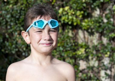 arka bahçede çocuk portresi.