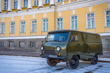 st. petersburg, sokaklarında eski van