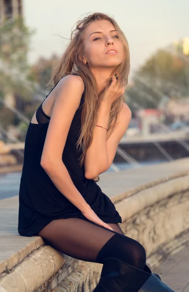 Sexy vrouw in een korte zwarte jurk — Stockfoto