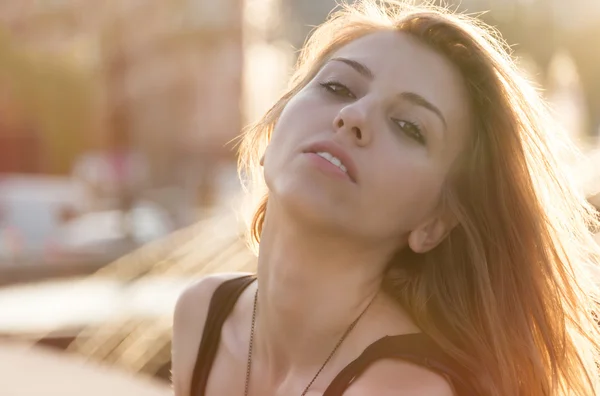 Aantrekkelijke vrouw in avond zonlicht — Stockfoto