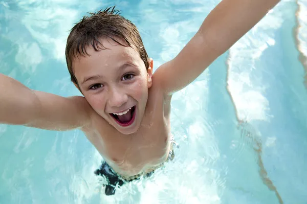 Fröhliches Kind im Schwimmbad. — Stockfoto