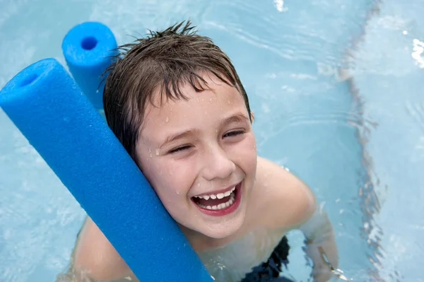 Ragazzo felice in piscina — Foto Stock