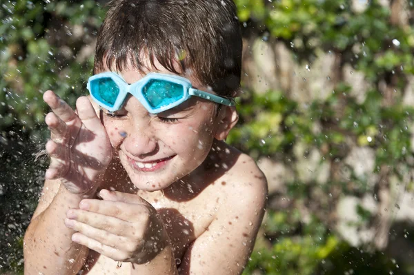 Criança brincando com água — Fotografia de Stock