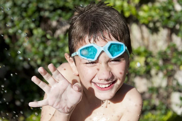 Glad unge i sommar med vatten — Stockfoto
