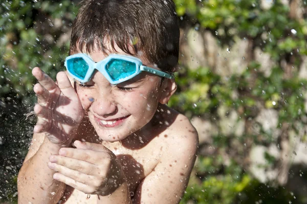 水で遊ぶ子供 — ストック写真
