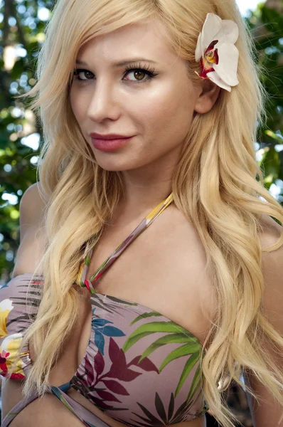 Blond portrét s květinou — Stock fotografie