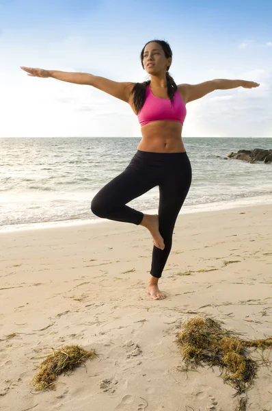 Kobieta praktyki jogi na plaży — Zdjęcie stockowe