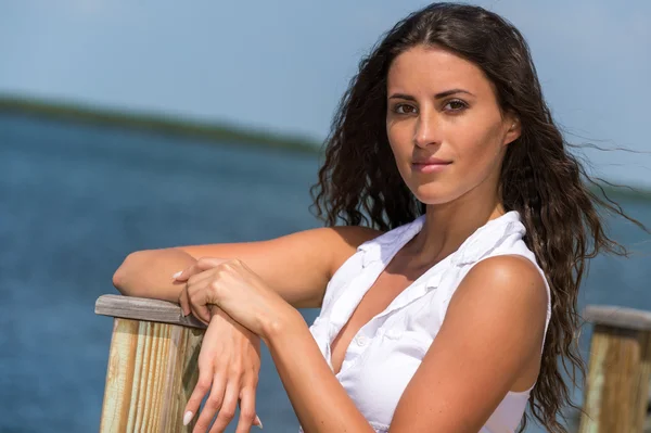 Portrait de femme latine au bord de la mer — Photo