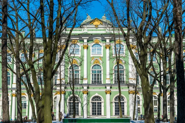 Berömda Vinterpalatset i Sankt petersburg — Stockfoto
