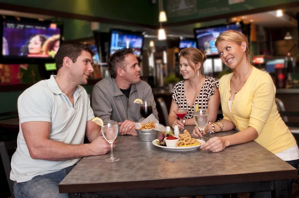 Friends having a conversation — Stock Photo, Image