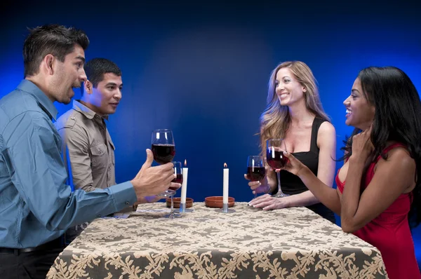 Gruppe von Freunden, die Wein trinken — Stockfoto