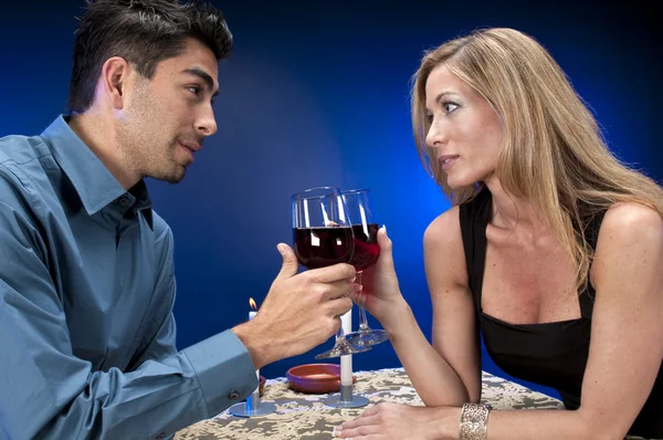 Paar verabredet sich in Restaurant — Stockfoto