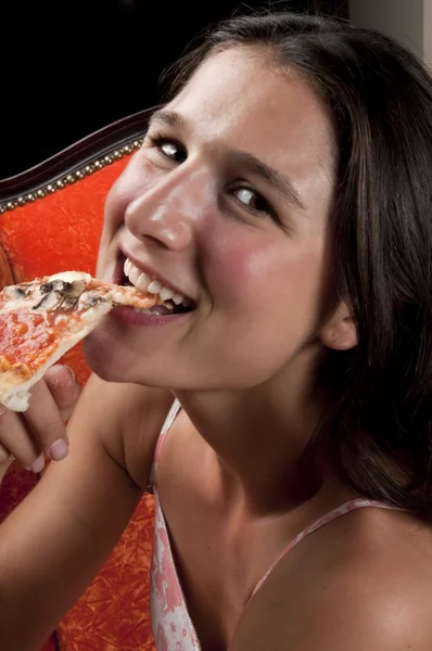 Їдять піцу — стокове фото