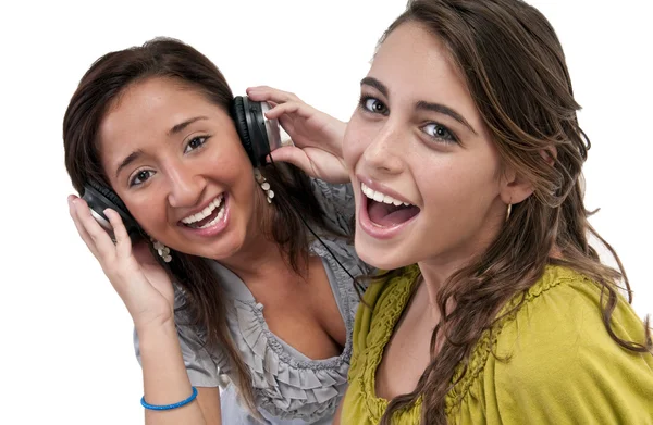 Amigos felices escuchan música — Foto de Stock