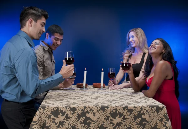 Grupo de amigos bebiendo vino — Foto de Stock