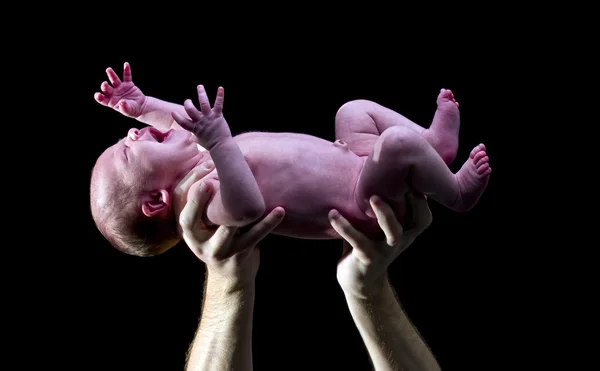 Nyfödda barnet gråter i far händer — Stockfoto