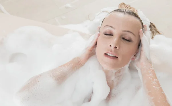 Mulher em jacuzzi — Fotografia de Stock