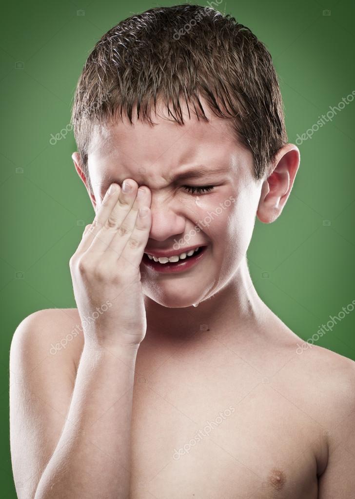 Resultado de imagem para menino chorando