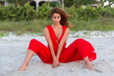 mujer relajante en la playa