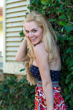 mutlu beyaz kadın açık havada