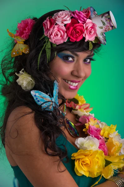 Jeune femme avec perruque florale — Photo