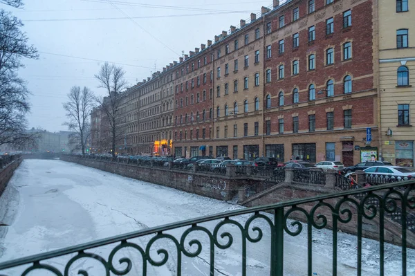 Снежная буря на улицах Петербурга — стоковое фото